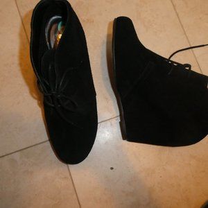 STUNNING BLACK SUEDE SHORT BOOT. SIZE 8 MEDIUM